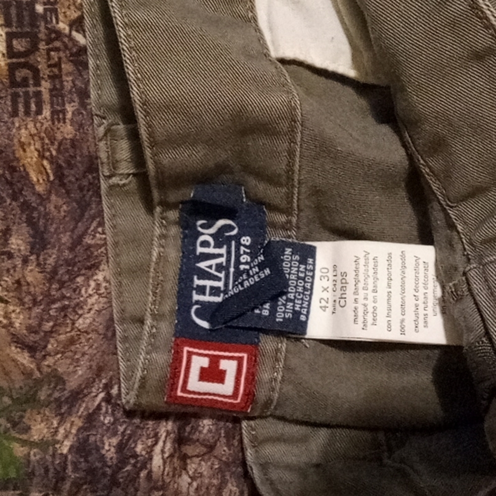 Men's  Chaps 42x30 olive color dress pants. Good condition. No stains, no rips.
